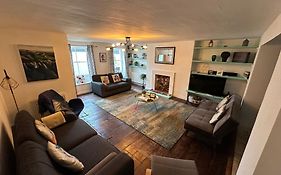Seafront Apartment With Garden